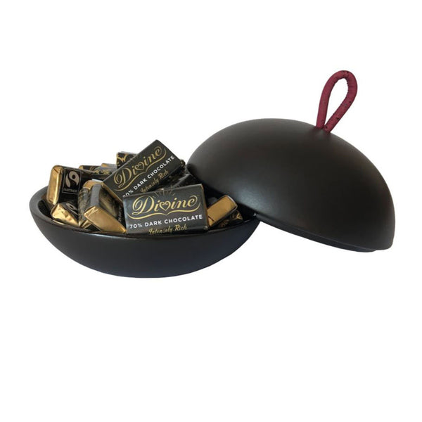 A black clay bonbonierre with chocolate mini bars inside