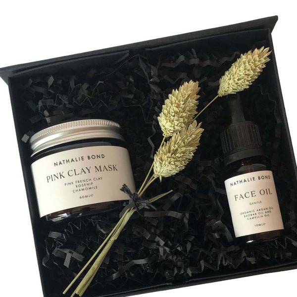 Close up of the Clay mask and face oil in a gift box